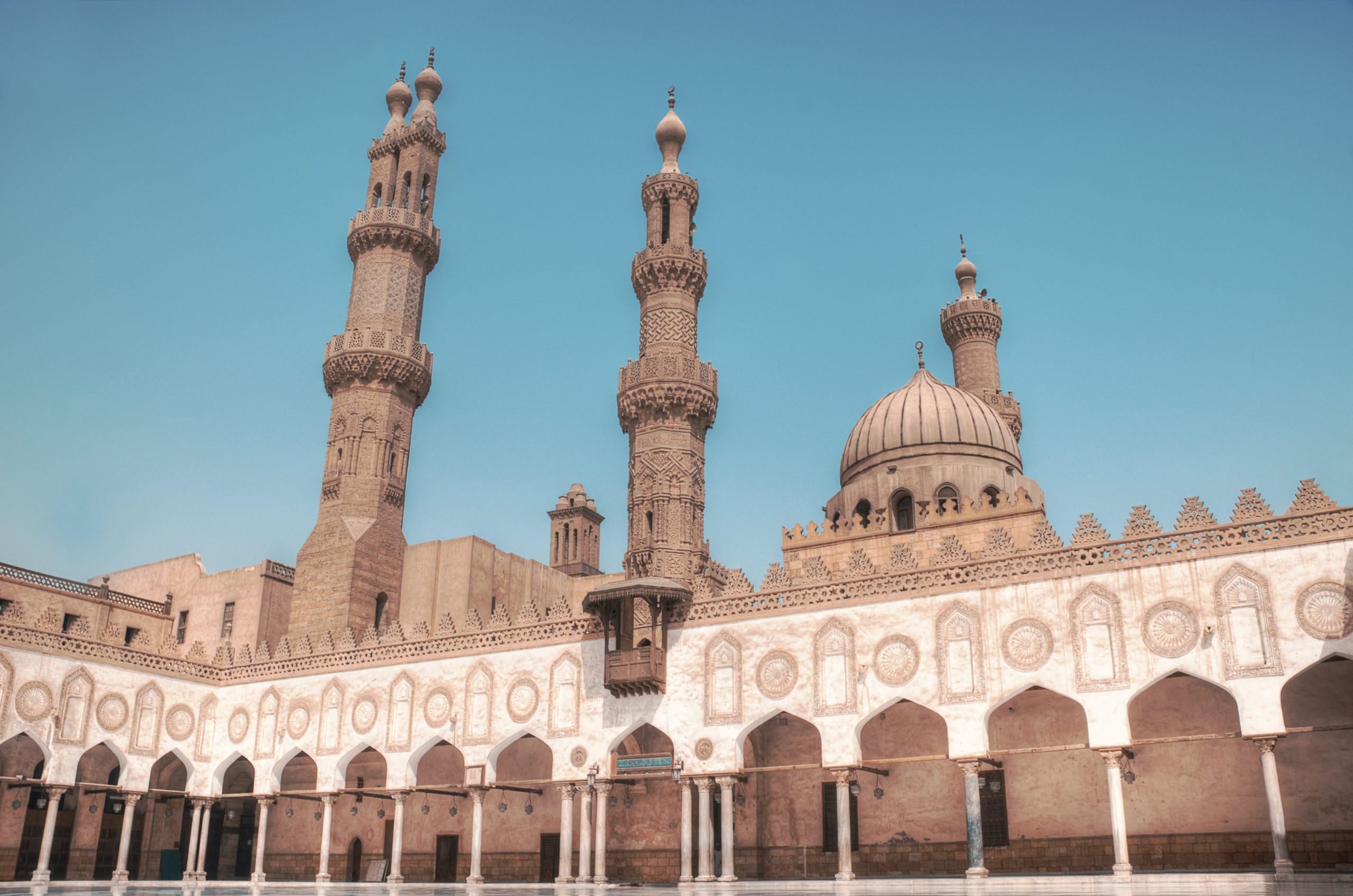 Trường đại học cổ xưa vận hành lâu nhất thế giới là Al-Azhar ở Cairo, Ai Cập