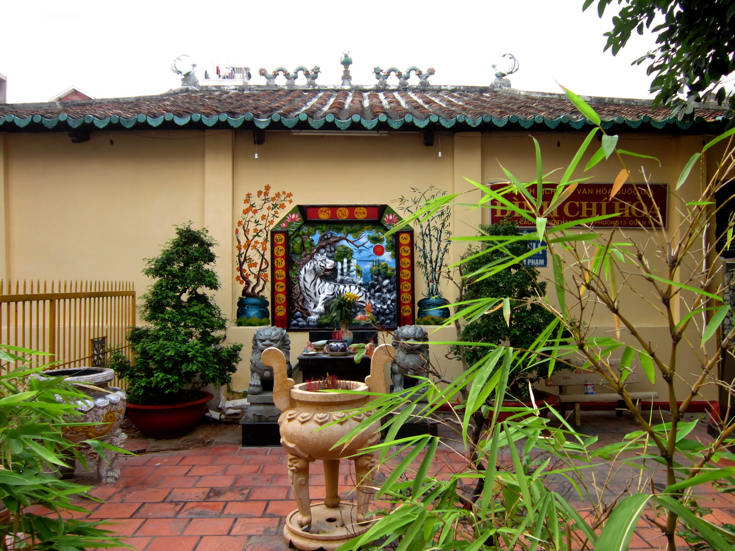 Bàn thờ Võ Trường Toản tại Đình Chí Hoà (Hoà Hưng, TP HCM)