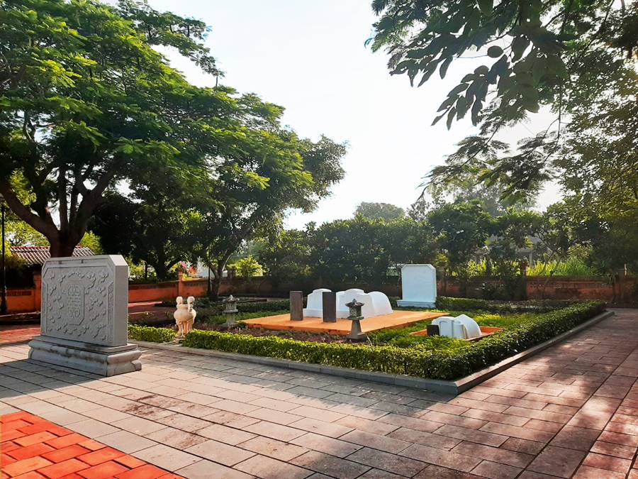 Di tích mộ Võ Trường Toản cùng vợ và con gái tại Ba Tri, Bến Tre